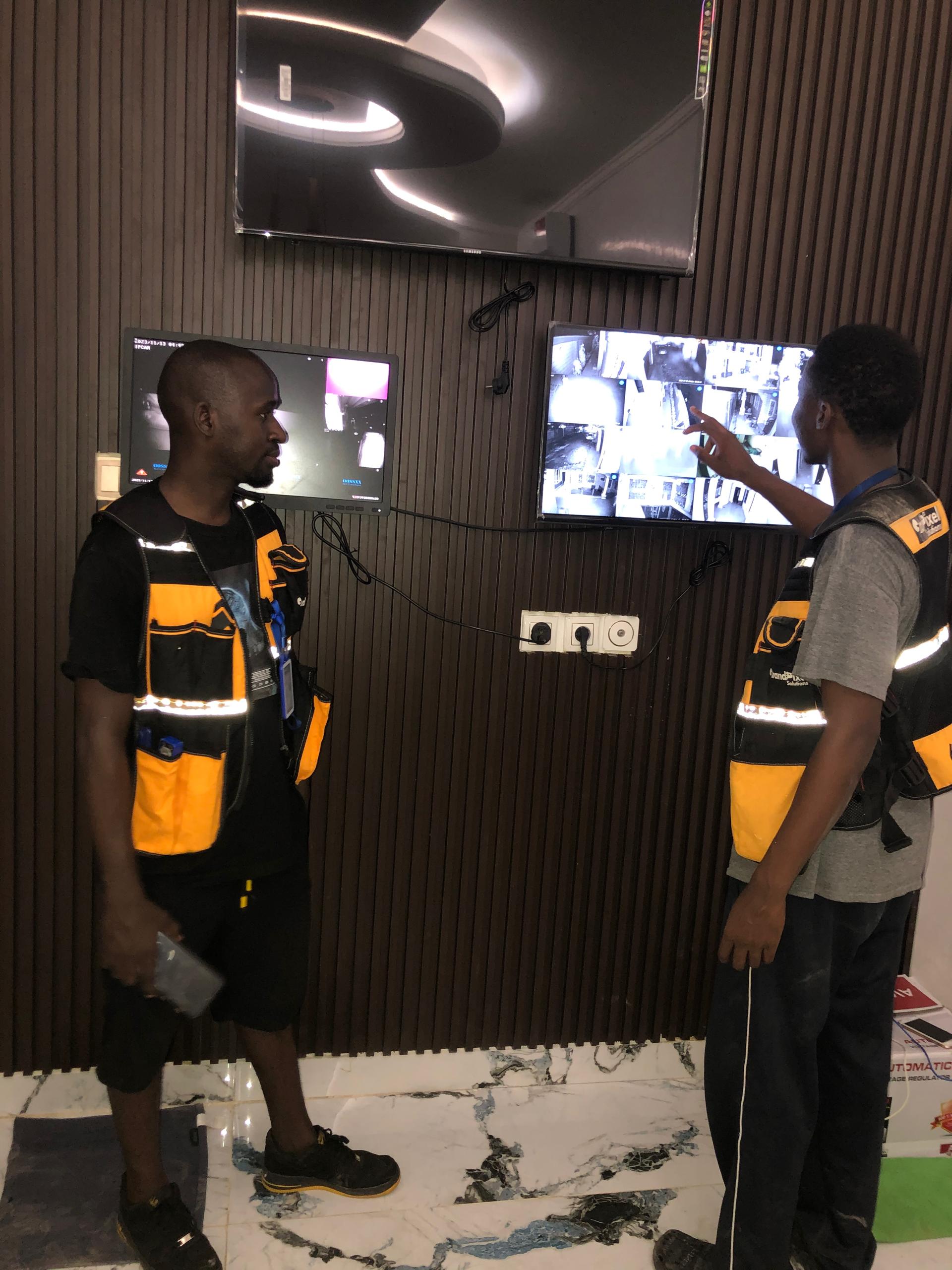 Travaux installation système sécurité terrain Conakry Guinée